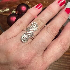 Elegant Silver Swirl Ring